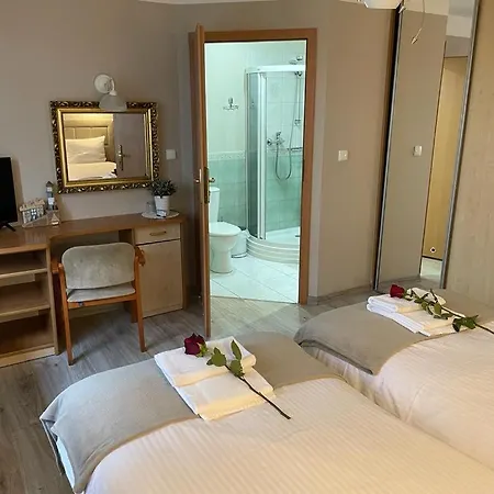 Regina - Spokojna Okolica - 100 Metrow Od Lasu - Blisko Szpitala Han/Misafirhane 2*