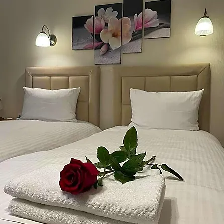 Regina - Spokojna Okolica - 100 Metrow Od Lasu - Blisko Szpitala Han/Misafirhane 2*