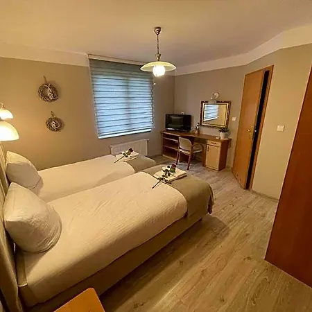 Regina - Spokojna Okolica - 100 Metrow Od Lasu - Blisko Szpitala Han/Misafirhane